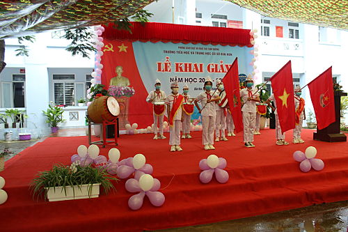 Đội trống, cờ Trường Tiểu học và THCS Bản Hon (huyện Tam Đường) thực hiện nghi lễ tại Lễ khai giảng